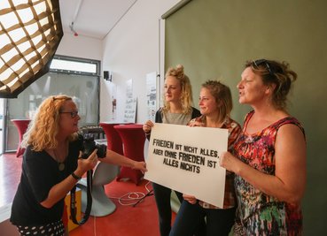 Karla Mohr (von links) fotografiert für ihre Friedens-Aktion Bara Camilla Schreiter, Magdalena Mohr und Anja Teubel-Bondzio.