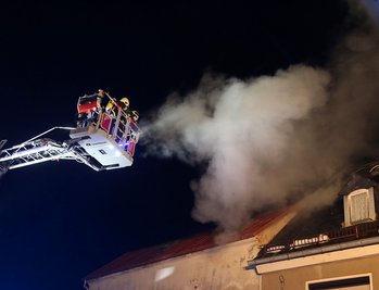 Die Feuerwehr war mit einer Drehleiter im Einsatz.