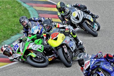 In der Supersport-IDM war das zweite Rennen für Luca de Vleeschauwer (45), Christoph Beinlich(71) und Thomas Gradinger (36) das Rennen gleich in der ersten Kurve beendet. Foto: Andreas Kretschel