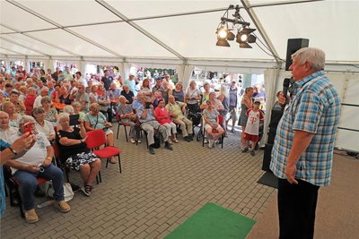 Hans-Jürgen Fischer begrüßt die Gäste am Abschlusstag des Stadt- und Haldenfestes.