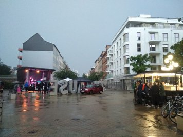 "T is for Silence" spielen ihr Set trotz Regen und ein harter Besucherkern feiert.