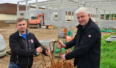 Florian Schulz lernt bei der Fuchs Bau GmbH den Beruf des Beton- und Stahlbetonbauers, hier mit Ausbilder Silvio Klose. Der 20-Jährige ist auf der Baustelle in Rossau eingesetzt, wo eine Halle für das Norma-Lager gebaut wird.