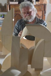 Der Langenauer Künstler Volker Beyer einst in seiner Holzwerkstatt mit Arbeiten für Art Figura Schwarzenberg.