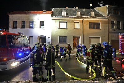 Die Kameraden der Feuerwehr konnten ein Übergreifen des Brandes auf benachbarte Gebäude verhindern.