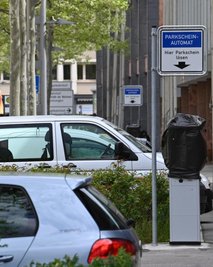 Die Automaten stehen schon: Wer sein Auto in der Innenstadt parkt, wird ab Dienstag wie hier an der Straße der Nationen zu Kasse gebeten. 