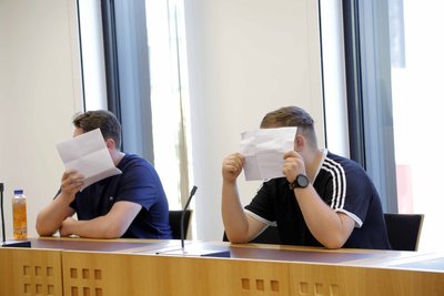 Die beiden Angeklagten am Dienstag vor Gericht.