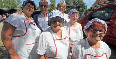 Stargast am Sonntag des Stadt- und Haldenfestes war die Schlagerlegende Michael Holm, der zum Fototermin die Landfrauen umgarnte und auf der Bühne das Publikum mit Hits wie "Mendocino" oder "Lucille" begeisterte. 