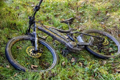 Dieses Fahrrad des Vermissten wurde im Wald gefunden.
