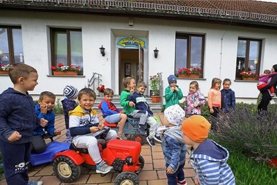 In der Kindertagesstätte "Kunterbunt" in Oberwiera ging es am Dienstag verfrüht-herbstlich-fröhlich zu. 