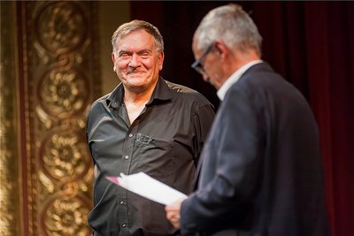 Schauspieler Michael Schramm freut sich über die Worte von Laudator Friedrich Reichelt.