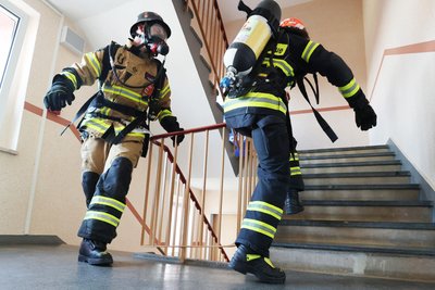 Beim Zwickauer Hochhaus-Treppenlauf stellen sich auch Feuerwehrleute in kompletter Ausrüstung der Herausforderung.