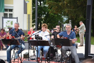 Die Band Wagon Wheel spielte zum Kirchplatz Feierabend verschiedene bekannte Lieder.