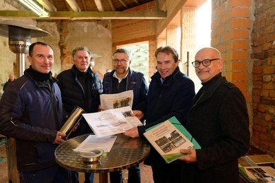 Etwa 30 Besucher sind zur Grundsteinlegung gekommen, darunter Vertreter der Stadt Mittweida und des Fördervereines des Schlosses wie Steffen Braune, Reinhard Kreuz, Detlev Müller, Ralf Schreiber und Ernst-Michael Weidauer (v.li.).