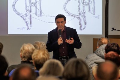 Mehr als 100 Besucher folgten den Ausführungen des neuen Gefäßchirurgen am Erzgebirgsklinikum. Er antwortete auf Fragen wie: Ob die gesetzlichen Kassen die Kosten für alle angewandten Therapiemethoden tragen? Das ist nämlich nicht der Fall, und die Patienten sollten wissen, mit welchen Ausgaben sie hier eventuell zu rechnen haben. 