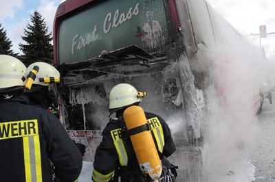 Dieser Bus brannte am Samstag auf der B 174 nahe der Heinzebank.