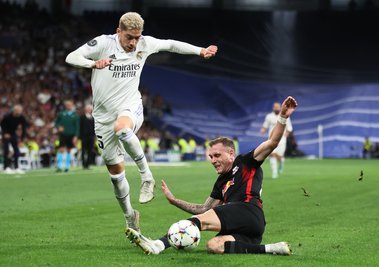 Leipzigs David Raum (r) und Madrids Federico Valverde kämpfen um den Ball.