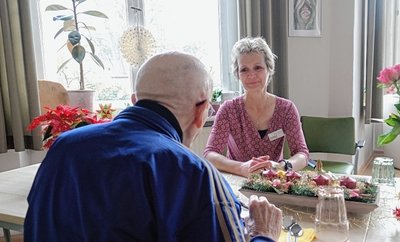 Hospizleiterin Ramona Badura saß mit einem ihrer Bewohner am Tisch, um das weihnachtliche Menü zu genießen. 