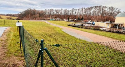 Auf dem Gelände der Kaisergrube II wurden baufällige und einsturzgefährdete Gebäude abgerissen und der Schacht verwahrt.
