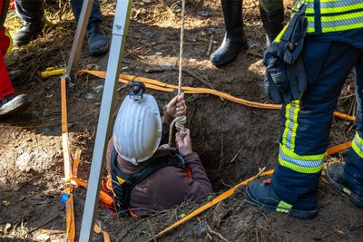 Der Einsatz fordert die Retter stark. „Das Wasser stand uns bis zur Brust“, berichtet Paul Reuter von der Stadtfeuerwehr Annaberg-Buchholz.