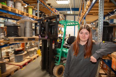 Celina Roth ist im dritten Lehrjahr im Unternehmen S&S Electronic GmbH in Klingenthal. Sie macht eine Ausbildung zur Fachkraft für Lagerlogistik.