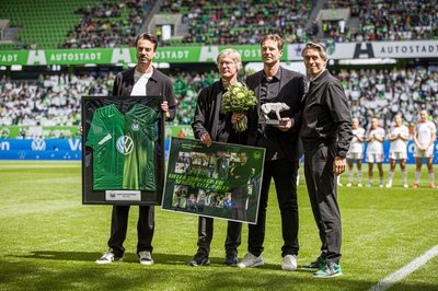 Ralf Kellermann, Direktor Frauenfußball beim VfL Wolfsburg (2.v.r.), wird verabschiedet.