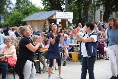 Zum Kirchplatz-Feierabend herrschte bei den Besuchern jede Menge gute Laune.