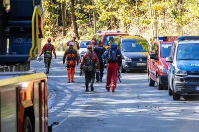 Die Suchaktion unterstützen neben den speziell ausgebildeten Bergbaurettern auch das Technische Hilfswerk, Bergwacht, Rettungshundestaffel und Malteser.