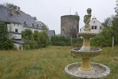 Blick in den Hof von Schloss Wiesenburg, wo am Sonntag ein Flohmarkt abgehalten wird. Die Einnahmen sollen in die Sicherung des Schlosskomplexes fließen.