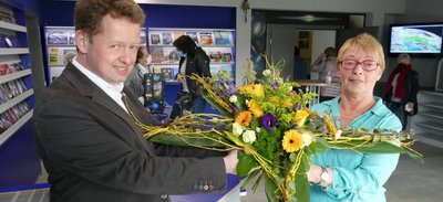 Als 350.000. Besucher seit der Einweihung des neuen Planetariums 2001 erhielt Marion Moch von Jens Kandler einen Blumenstrauß. 