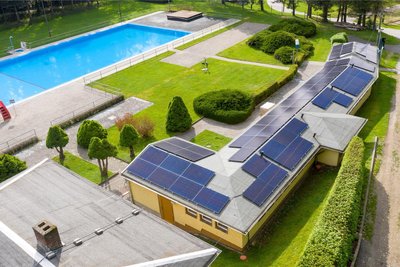 Das Sozialgebäude im Krumhermersdorfer Freibad ist im April mit einer Fotovoltaik-Anlage ausgerüstet worden.