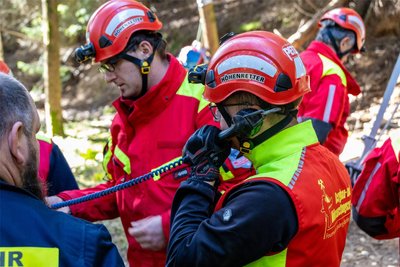 Die Bergbauretter bleiben mit den Helfern unter Tage immer in Kontakt.