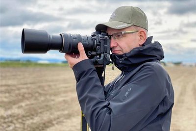 Der Hobbyfotograf René Meinel betreibt das Planespotting und versucht, in der Nähe von Flughäfen seltene Schnappschüsse von Starts und Landungen der Flugzeuge zu machen.