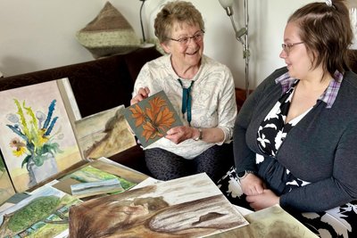 Karin Schumann (l.) und Maja eint die Liebe zur Malerei. Beide helfen mit, um die Flure im Servicewohnen Zschorlau bunter zu gestalten.