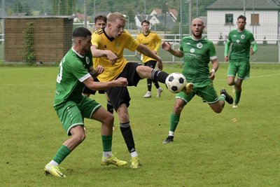 Jonas Schebitz (am Ball) und die Landesklasse-Fußballer aus Mülsen kassierten gegen Merkur Oelsnitz in letzter Sekunde noch das 1:2.