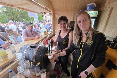 Heike Geipel (links) und Nicole Schneider vom Elsteraner Fosnetclub schenkten zum Kirchplatz-Feierabend Bier aus.