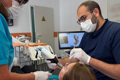 Zahnarzt Rami Kfoury arbeitet in der Praxis in Aue mit modernster Technik.