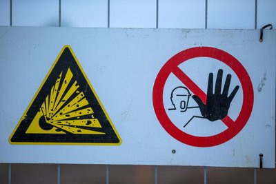 Explosionsgefahr im Wohngebiet: Auf dem Chemnitzer Sonnenberg wurden in einer Wohnung gefährliche Chemikalien entdeckt. Spezialisten mussten anrücken.
