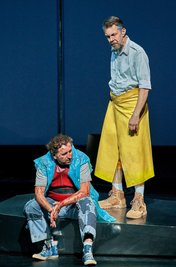  Andreas Schlager (Parsifal, l) und Georg Zeppenfeld (Gurnemanz) während der Bayreuther Festspiele 2023. 