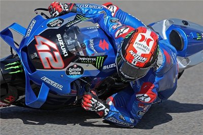 Fahren im Grenzbereich: Suzuki-Pilot Alex Rins aus Spanien mit dem Ellbogen auf dem Asphalt. 