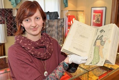 In der Raritätensammlung Bruno Gebhardt in Zwönitz ist eine neue Ausstellung zu sehen - im Bild Museumsleiterin Paula Stötzer. 