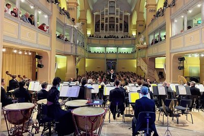 Knapp 400 Besucher erlebten am Donnerstagabend in der Freiberger Nikolaikirche das erste Sinfoniekonzert der Mittelsächsischen Philharmonie unter der Leitung des neuen GMD Attilio Tomasello. 