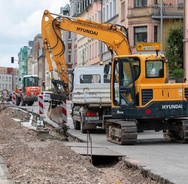 Vor dem Medienzentrum an der Bahnhofstraße wird bereits seit drei Wochen gebaut. Ab Montag wird die Straße dafür vollständig gesperrt.