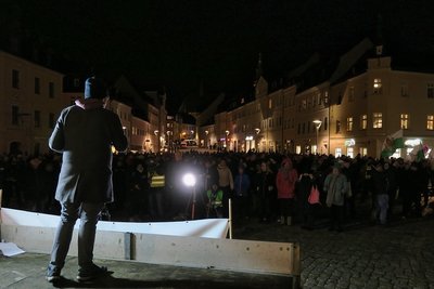 Mehrere Hundert Menschen kamen Sonntagabend zur der Kundgebung in Schneeberg. 