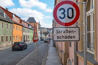 Ab Dienstag wird die Karl-May-Straße wegen Bauarbeiten gesperrt.