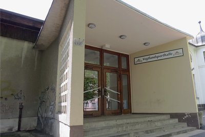 Der Eingang der Vogtlandsporthalle ist weder zeitgemäß noch barrierefrei. Hier soll sich etwas ändern. 