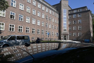 Vor dem Landgericht in Chemnitz ist ein Carportbrand vom November 2020 in Hartmannsdorf verhandelt worden. Ein 44-Jähriger war in erster Instanz zu zwei Jahren und drei Monaten Gefängnis verurteilt worden. Dagegen hatte er Berufung eingelegt. 