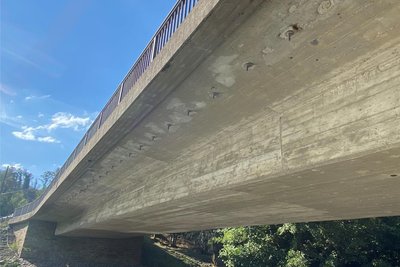 So sieht die Muldenbrücke in Hohentanne von unten aus.