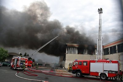 
              <p class="artikelinhalt">Großeinsatz am Entsorgungsbetrieb Lang im Mühlauer Gewerbegebiet an der B 95.</p>
            