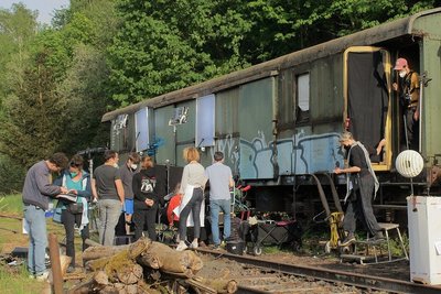 Der alte Packwagen aus dem Bestand des Eisenbahnmuseums Schwarzenberg kam den Requisiteuren für den achten Erzgebirgskrimi wie gerufen. Er wurde als "Unterschlupf" ausstaffiert und zum Drehort. 