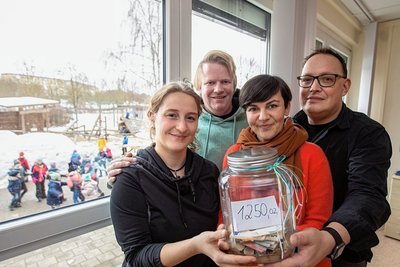 Die Montessori-Grundschule spendet: Lisa Kertzscher (links) vom Kinderhospizdienst nimmt die Box von den Lehrern und Kinderhospizbegleitern Simon Joneit und Sissy Gruhn sowie Schulleiter Friedemann Adler (rechts) entgegen. 
